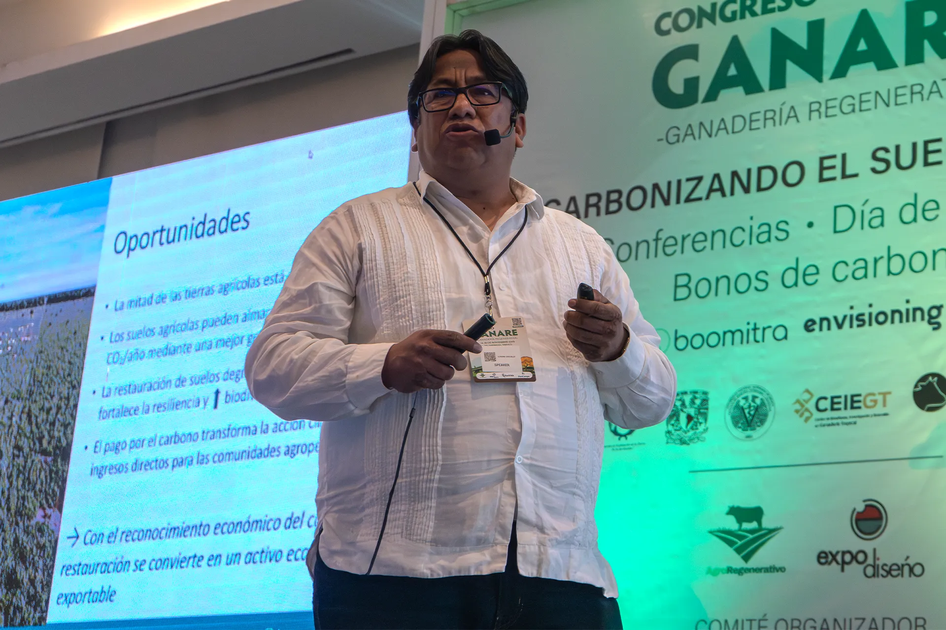 Expositor detallando oportunidades